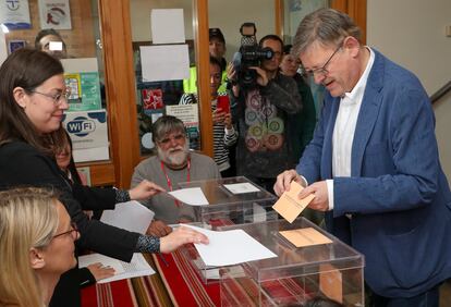 El presidente de la Generalitat valenciana y candidato socialista a la reelección, Ximo Puig, vota en Morella (Castellón).

