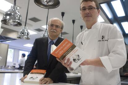 José Luis Larrea y el cocinero Andoni Luis Aduriz, ayer durante su encuentro en el restaurante Mugaritz.