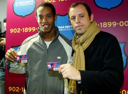 Ronaldinho y Sandro Rosell, durante su etapa como vicepresidente del club, en el mandato de Joan Laporta,