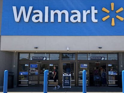 Clientes frente a una tienda de Walmart en San Leandro, California.