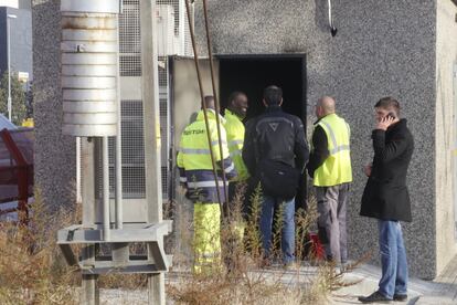 Tcnics revisen un dels enclavaments afectats per l'avaria.