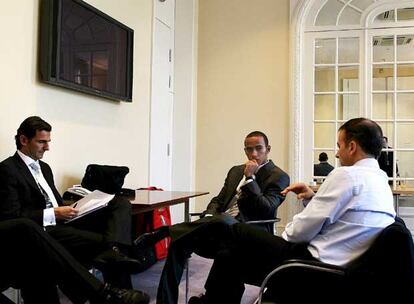 Pedro Martínez de la Rosa, Lewis Hamilton y el director de operaciones de McLaren Mercedes, Jonathan Neale, antes de la reunión.