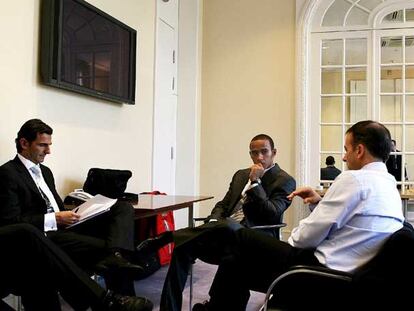 Pedro Martínez de la Rosa, Lewis Hamilton y el director de operaciones de McLaren Mercedes, Jonathan Neale, antes de la reunión.