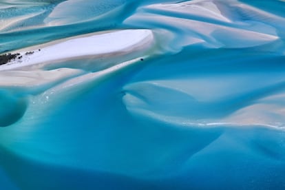 Una de las playas más bonitas del mundo, en el archipiélago de las islas Whitsunday, en la costa de Queensland (Australia), es en realidad un estuario. El encuentro entre un río procedente del interior de la isla y el mar de Coral forma este lienzo de bancos de fina arena y prístinas aguas en el que no es posible pasar más de dos horas; se trata de un estuario protegido.