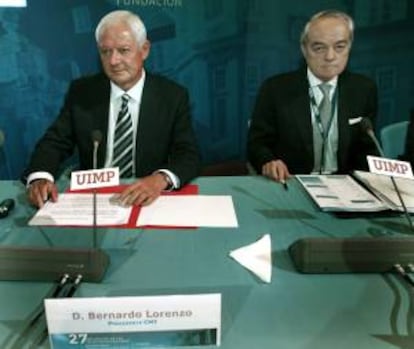 El presidente de la CMT, Bernardo Lorenzo (i), acompañado por el presidente de AMETIC, José Manuel de la Riva (d), momentos antes de intervenir en el "XXVII Encuentro de las Telecomunicaciones. Economía Digital. El impulso necesario para España", que se celebra esta semana en la Universidad Internacional Menéndez Pelayo.
