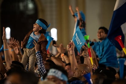 Simpatizantes de Nayib Bukele celebraban el día 4 su triunfo en las presidenciales de El Salvador.