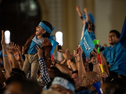 Simpatizantes de Nayib Bukele celebraban el día 4 su triunfo en las presidenciales de El Salvador.