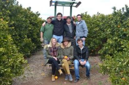 Parte del equipo de naranjasdelcarmen.com en el huerto de Bétera.