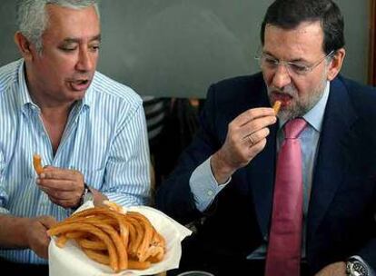 Javier Arenas y Mariano Rajoy desayunan en un bar del centro de Jerez.