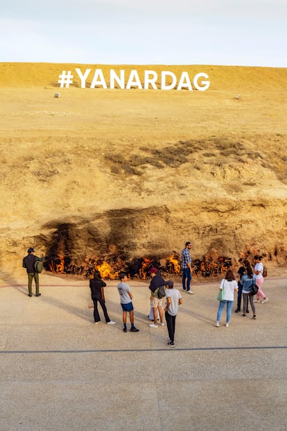 Yanar Dag o la Montaña de Fuego, en la península de Absherón.