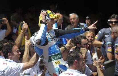 Pol Espargaro celebra la victoria en moto2.