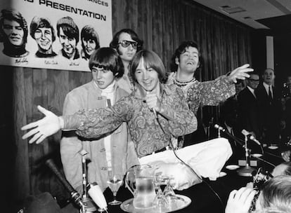 Michael Nesmith (con gafas de sol), en una rueda de prensa en Inglaterra con sus compañéros del grupo The Monkees en junio de 1967.