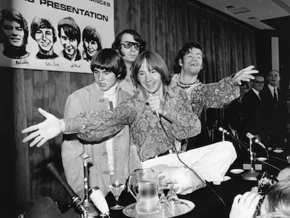 Michael Nesmith (con gafas de sol), en una rueda de prensa en Inglaterra con sus compañéros del grupo The Monkees en junio de 1967.