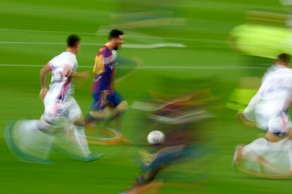 Messi conduce el balón durante el partido contra el Valladolid.