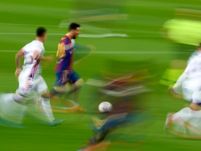 Messi conduce el balón durante el partido contra el Valladolid.