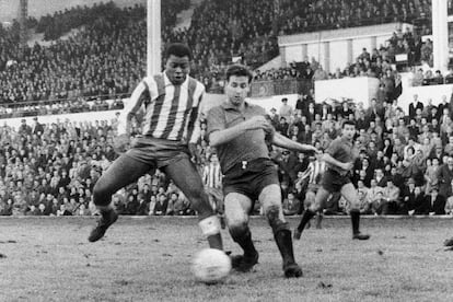 El atlético Miguel Jones (i), contra Osasuna en el Metropolitano.