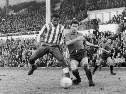 El atlético Miguel Jones (i), contra Osasuna en el Metropolitano.