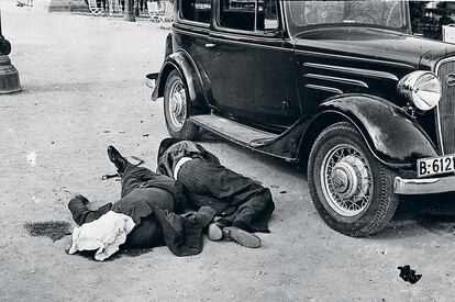 La mayoría de los crímenes en la zona republicana se concentraron entre julio y diciembre de 1936, hasta que el Estado recuperó cierto control sobre la justicia y la represión.  En la imagen, dos asesinados en una calle de Barcelona (Fotografía: Agustí Centelles, Ministerio de Cultura (CDMH).