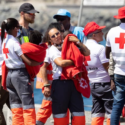 GRAFCAN3093. ARGUINEGUÍN (GRAN CANARIA) (ESPAÑA), 28/08/2024.- Salvamento Marítimo ha trasladado hasta el puerto de Arguineguín, en Gran Canaria, a las 120 personas de origen subsahariano que fueron rescatadas ayer de un cayuco que fue localizado a 520 kilómetros de Canarias. La embarcación la ocupaban 94 son hombres, 15 mujeres y 11 menores en aparente buen estado de salud. EFE/Quique Curbelo
