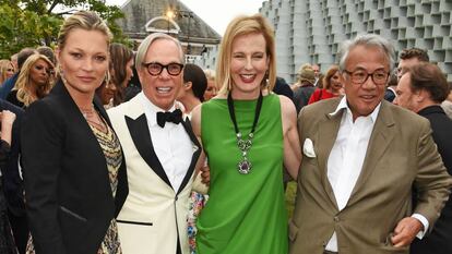 David Tang, a la derecha, acompañado de la modelo Kate Moss, el diseñador Tommy Hilfiger y la codirectora de la galería Serpentine Gallery Julia Peyton, el pasado julio.
