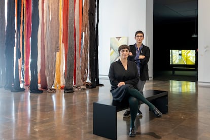 La subdirectora del IVAM, Sonia Martínez, y Nuria Enguita, la pasada semana en el museo.