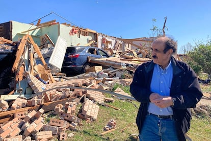 Masoud Shahed-Ghaznavi observa los restos de su vivienda. La gobernadora de Arkansas, Sarah Huckabee Sanders, declaró estado de emergencia ante la situación.
