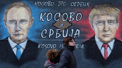 Un graffiti que retrata a Trump y Putin en Belgrado.