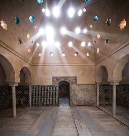 Construido en el siglo XIV por el sultán Ismail I y continuado por Yusúf I, es uno de los escasos ejemplos de 'hammam' de estas características que se conserva íntegro en Occidente.
