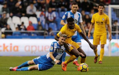 Thomas se impone a Luisinho en la disputa del balón.