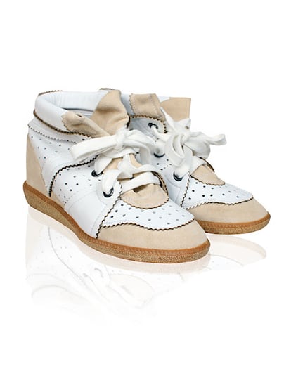 Sneaker en beis y blanco, de Isabel Marant (395 euros).