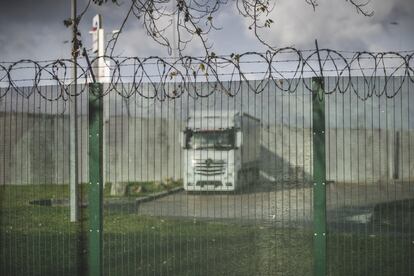 La última estación de servicio antes del túnel bajo el canal de la Mancha está amurallada para evitar que los migrantes se cuelen en los camiones.