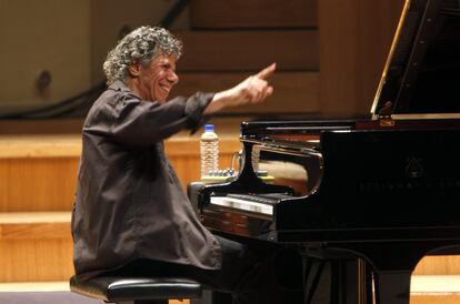 Chick Corea saluda al público en el Auditorio Nacional, en 2012. Considerado ya desde finales del pasado siglo como un auténtico clásico vivo, el pianista se mantuvo siempre en una estupenda forma física y creativa.