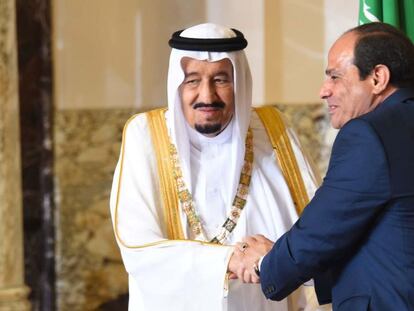 El presidente egipcio Al Sisi saluda al rey saud&iacute; Salman en El Cairo. 