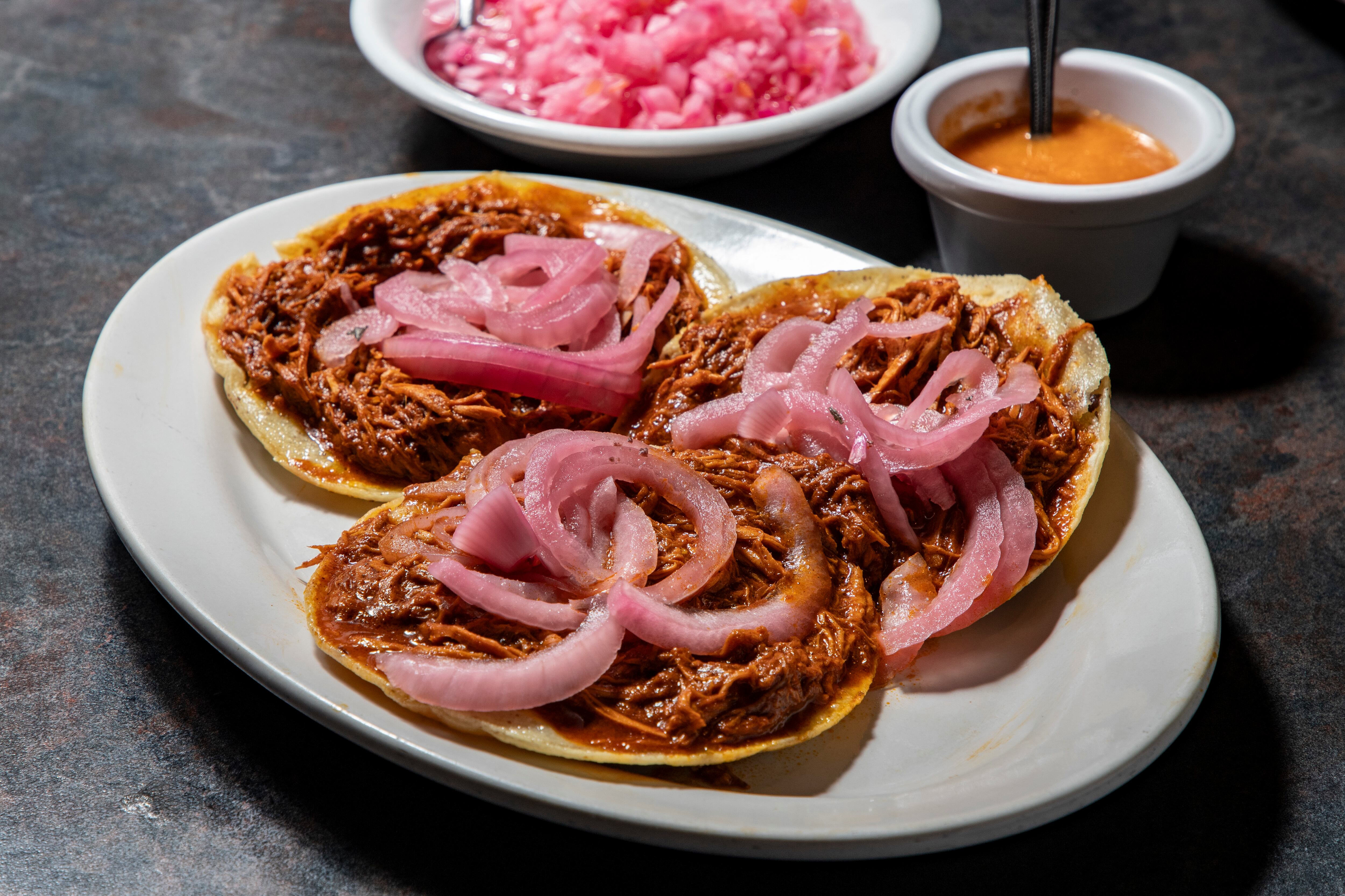 Los panuchos de cochinita pibil, otro platillo tradicional de la península de Yucatán.