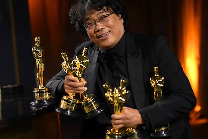 ¿Quién es? Bong Joon-Ho. ¿Cuál es su profesión? Director de cine. ¿Por qué ha sido su año? Porque, aunque hayamos arrinconado en nuestra memoria los eventos prepandémicos, el pasado mes de febrero el cineasta coreano hizo historia en los premios Oscar. Su celebradísima Parásitos ganó cuatro galardones, convirtiéndose en la primera producción de habla no inglesa en ganar el premio a la mejor película.