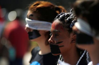 Manifestantes com as bocas e olhos cobertos em Brasília durante ato contra os cortes na educação.