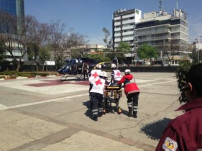 Personal de la Cruz Roja traslada a la niña desde Tláhuac hacia Legaria.