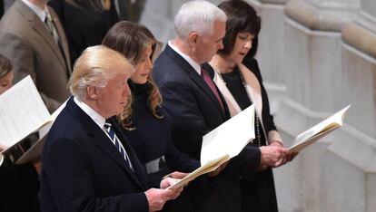El presidente Donald Trump y su esposa Melania Trump en un servicio religioso.