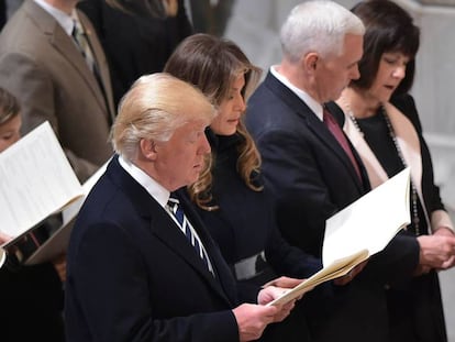 El presidente Donald Trump y su esposa Melania Trump en un servicio religioso.