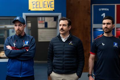 Brendan Hunt, Jason Sudeikis y Brett Goldstein, en el último capítulo de la segunda temporada de 'Ted Lasso'.