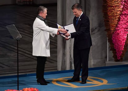 Juan Manuel Santos recibe el premio Nobel de la Paz de manos de la vicepresidenta del Instituto del Nobel, Berit Reiss-Andersen.