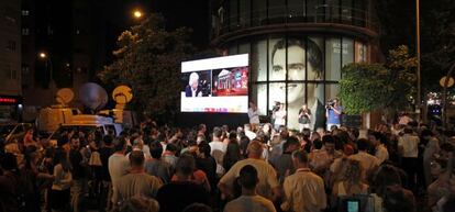 Simpatizantes de Ciudadanos esperan en el exterior de la sede del partido en Madrid.