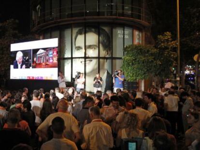 Simpatizantes de Ciudadanos esperan en el exterior de la sede del partido en Madrid.