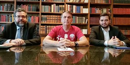 Jair Bolsonaro entre o chanceler Ernesto Araújo e o assessor especial da Presidência Filipe Martins.