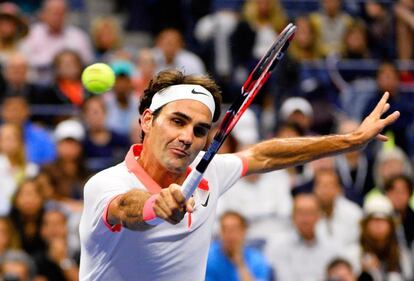 Federer devuelve la bola de revés