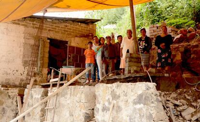 La familia Vergara mira desde los restos de su sala.