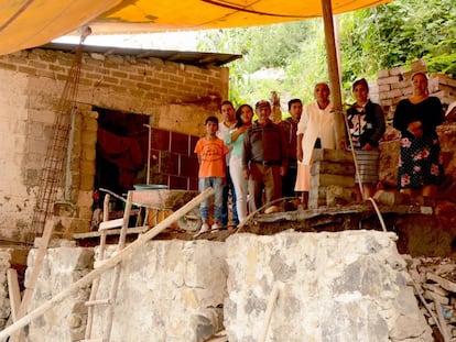 La familia Vergara mira desde los restos de su sala.