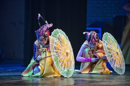 Otra escena durante el ensayo de una de las funciones para niños. Según estadísticas de 2010, el último año del que hay cifras, en China existen unos 120 grupos profesionales como el de Shenyang, que emplean a más de 12.000 acróbatas y dan trabajo de forma indirecta a unas 100.000 personas. De los negocios privados no hay datos. Todos están sufriendo por la pandemia del coronavirus, que ha supuesto la cancelación de los espectáculos.