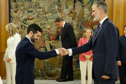 El nuevo ministro de Derechos Sociales, Consumo y Agenda 2030, Pablo Bustinduy, saluda al rey Felipe VI tras prometer su cargo.