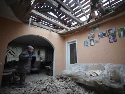 Una residente de Stanytsia Luganska, en la zona del este controlada por Kiev, observa este viernes los destrozos en su casa por un bombardeo.